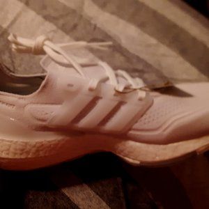 women's white Adidas tennis shoes